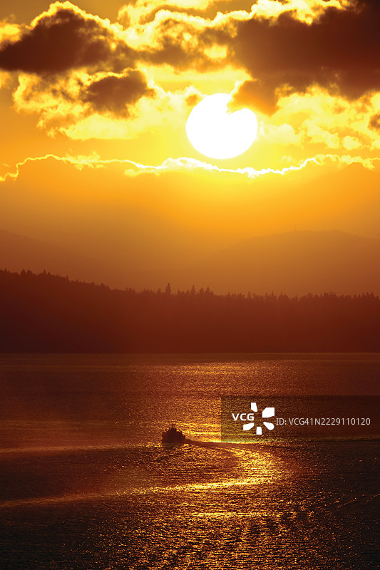 西雅图，华盛顿州，美国，橙色天空下的海景图片素材
