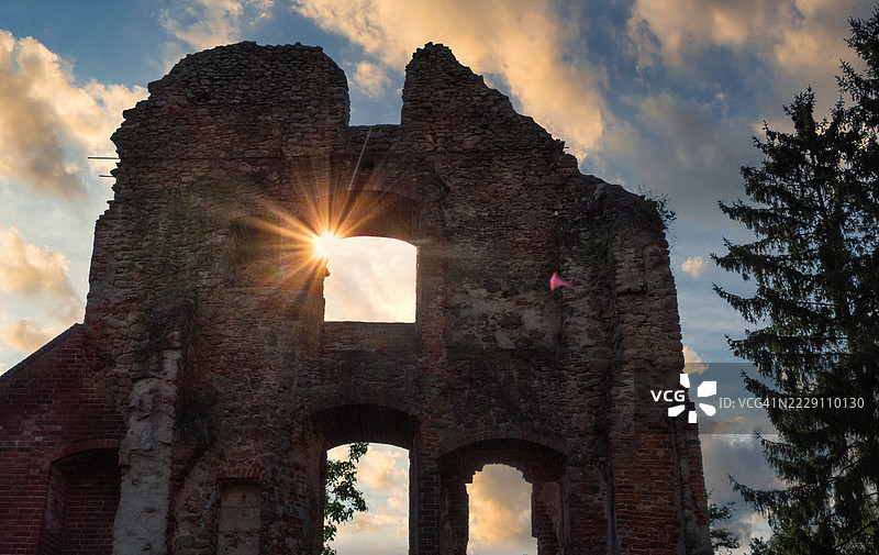 日落时分，低角度拍摄的古老遗迹与天空，巴伐利亚，德国图片素材