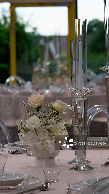 桌子上的酒杯特写图片素材