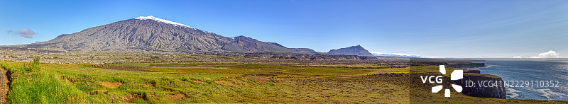 冰岛韦斯特尔兰的拉瓦田和远处的山脉图片素材