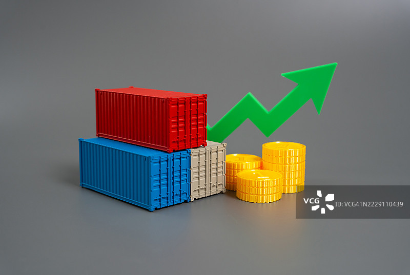 货运集装箱与增长箭头，货物周转和运输行业利润的增加，货运物流需求上升，国际贸易流动，以及经济全球化，乌克兰图片素材