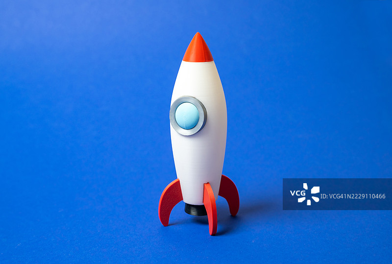 蓝色背景上的航天火箭，代表太空航空技术的概念，适用于广告、初创企业、先进工程、科学进步或航空航天技术创新的市场营销，乌克兰。图片素材