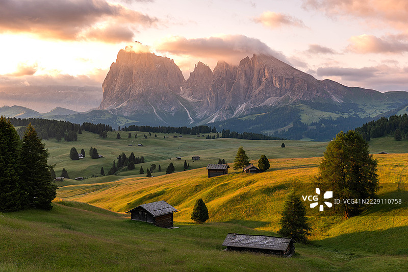 意大利卡斯特尔罗托的阿尔卑斯苏伊西令人惊叹的景色图片素材