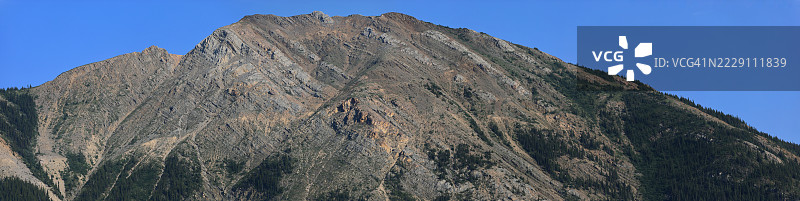 低角度视图的岩石形成与晴朗的蓝天，英属哥伦比亚，加拿大图片素材