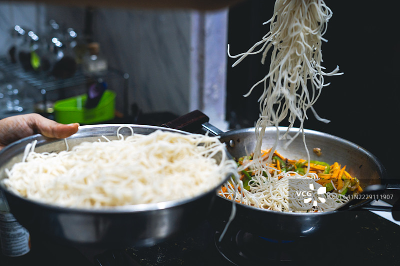 在印度马哈拉施特拉邦孟买的厨房中准备食物的手部特写图片素材