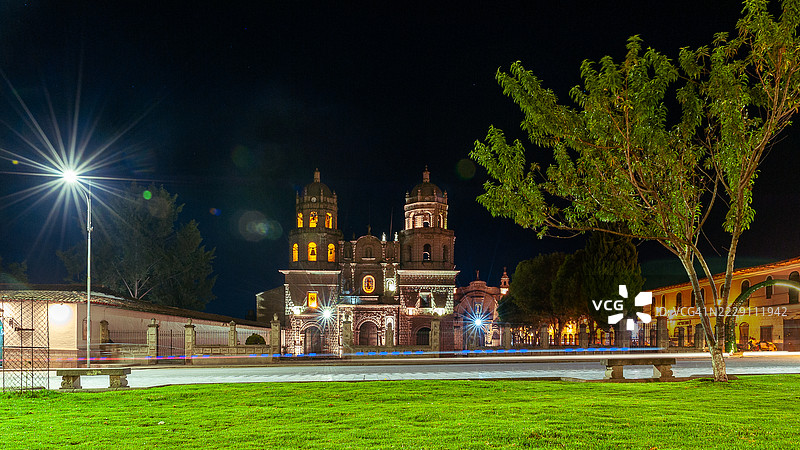 夜晚的照明建筑景观，卡哈马卡，秘鲁图片素材