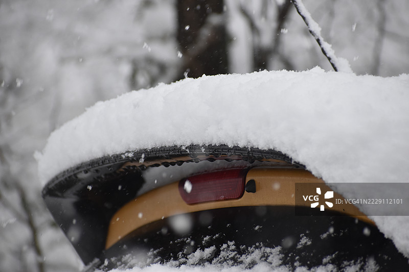 被雪覆盖的汽车特写，德国贝尔基施格拉德巴赫图片素材