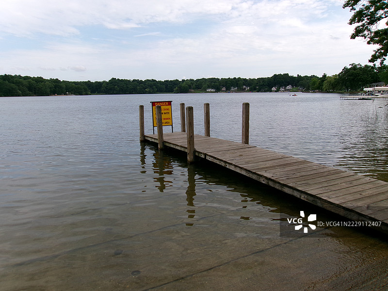 湖泊与天空的美丽景色，奥古斯塔，密歇根州，美国图片素材