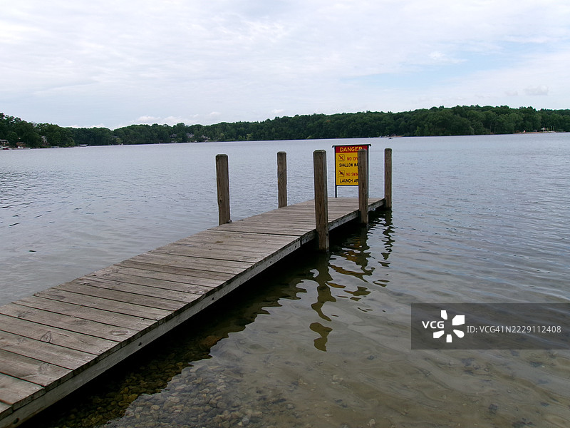 密歇根州奥古斯塔的湖泊与天空的美丽景色图片素材
