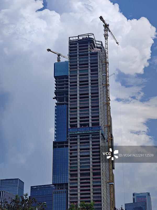 现代建筑在天空下的低角度视图，中国图片素材