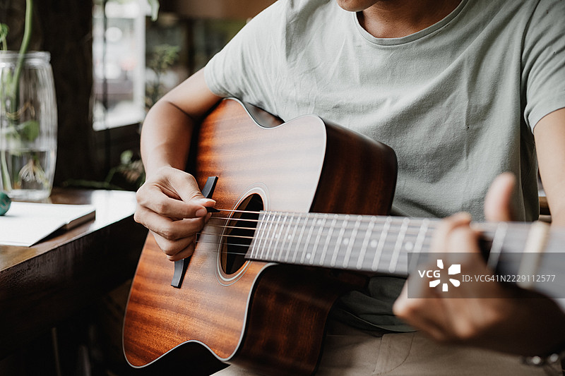 在澳大利亚弹吉他的男人图片素材