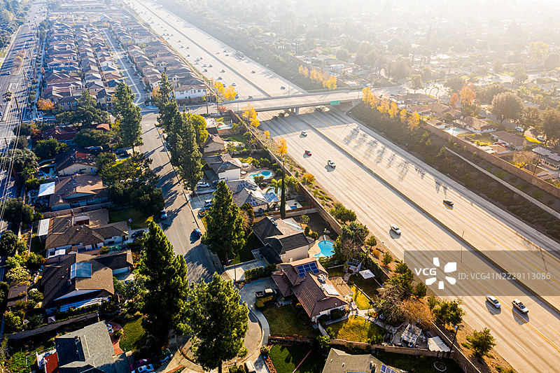 加州克莱蒙特及圣盖博山脉的航拍无人机图像图片素材