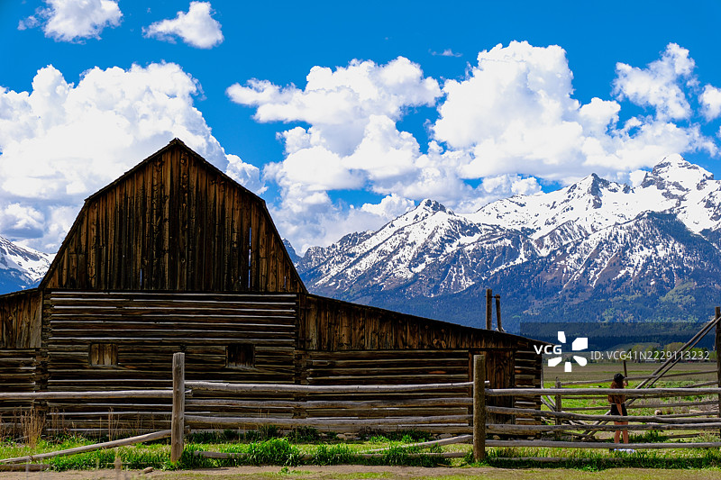 历史悠久的莫尔顿谷仓，背景是雪-covered大提顿山脉，怀俄明州，美国图片素材