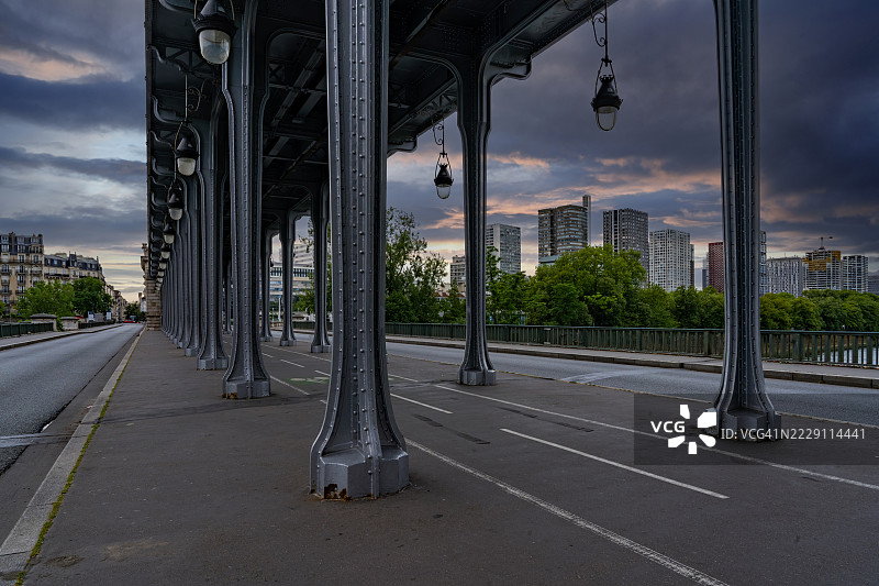 空荡荡的沥青道路与城市天际线，巴黎，法国图片素材