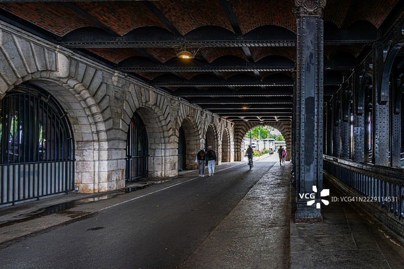 亚历山大三世桥是一座横跨法国巴黎塞纳河的拱桥图片素材