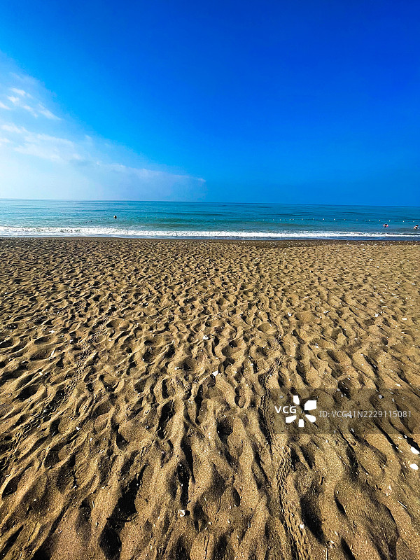 土耳其安塔利亚库姆卢贾的海滩美景与天空相映成趣图片素材