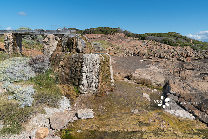 澳大利亚天空下的岩石 formations 风景。图片素材
