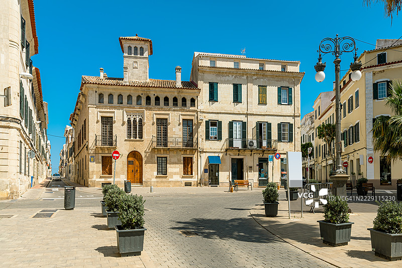 西班牙马洪小镇广场上的历史建筑与蓝天图片素材