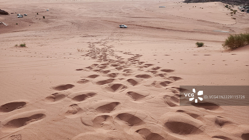 约旦沙滩上的高角度脚印视图图片素材