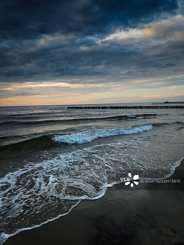 日落时分，海洋与天空的美丽景色，波兰扎霍季波莫尔斯基的雷瓦尔图片素材