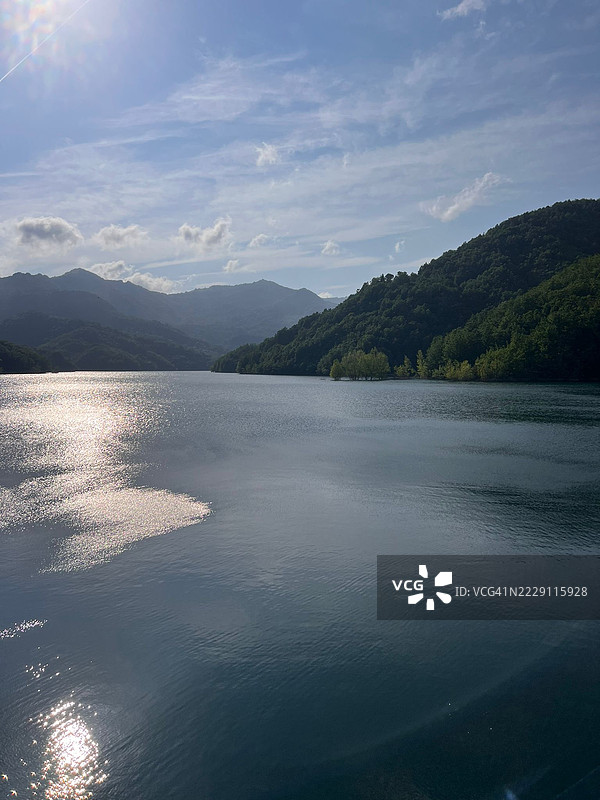 意大利利古里亚州托里利亚的湖泊美景与天空相映成趣图片素材
