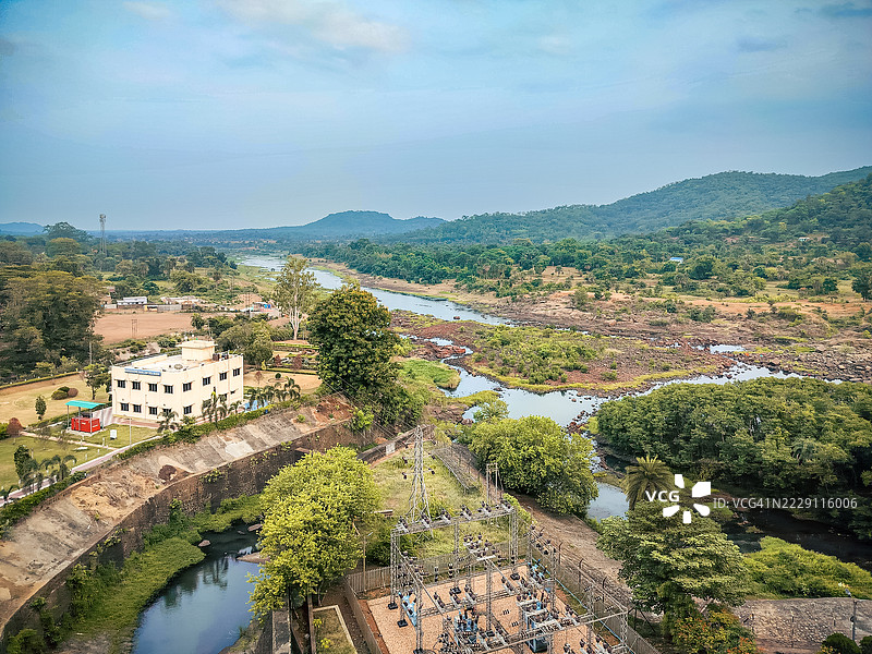 广阔的河流景观，带有水电站和辅助建筑，位于印度贾坎德邦帕卡尔塔尔图片素材