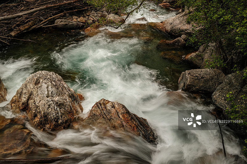 葡萄牙莱里亚阿古达的瀑布高角度视图图片素材