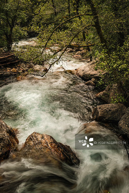 葡萄牙莱里亚阿古达森林中的瀑布美景图片素材
