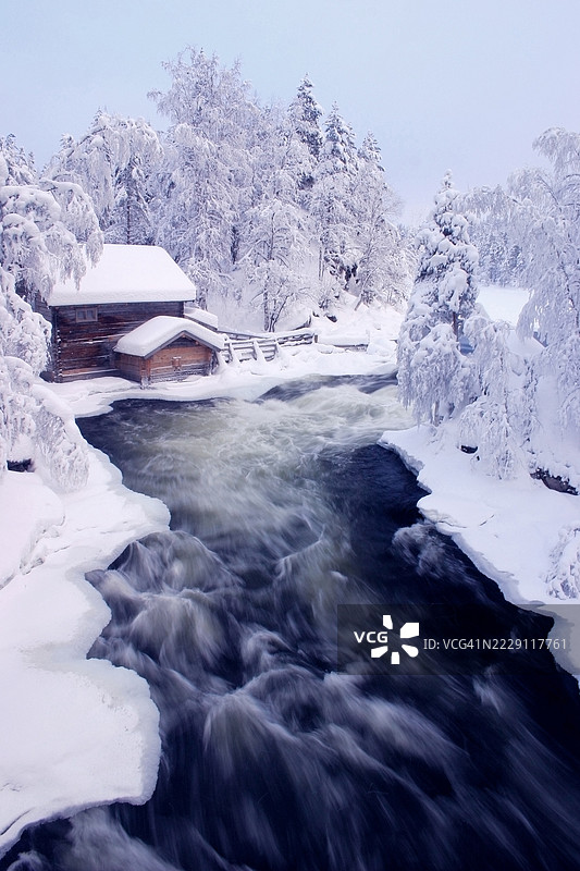 芬兰库萨莫的雪覆盖土地与天空的美丽景色图片素材