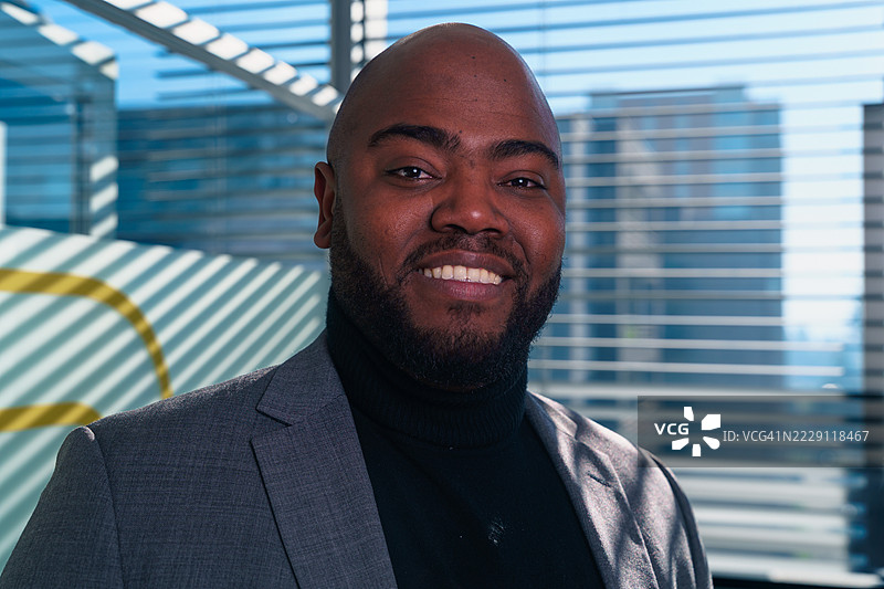 拉丁美洲商人在现代办公室微笑图片素材