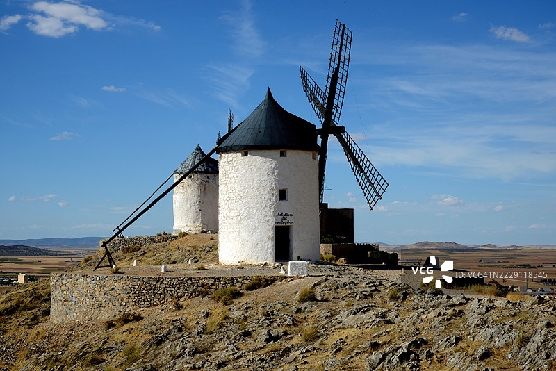 传统风车的低角度视图，背景是天空，西班牙孔苏埃格拉图片素材