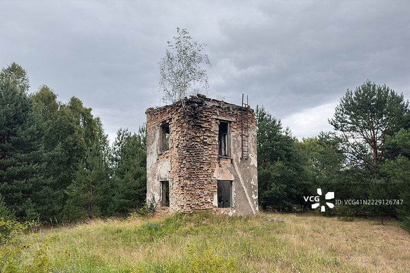 废弃军事训练区内一座古老军事塔的遗迹图片素材