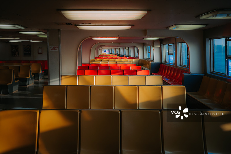 斯塔滕岛渡轮上空荡荡的五彩座椅图片素材