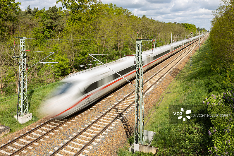 铁路轨道上快速经过的德国高速列车ICE（城际快车）图片素材