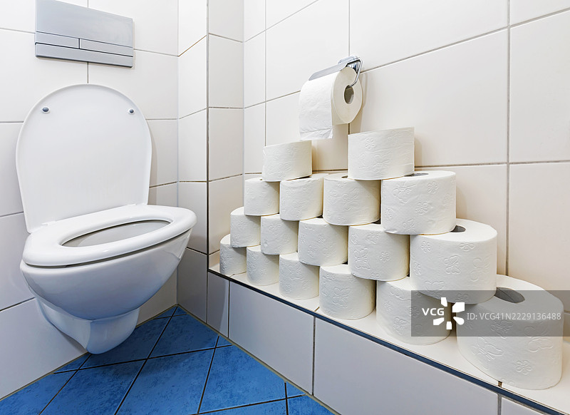 卫生间里有许多卷卫生纸图片素材