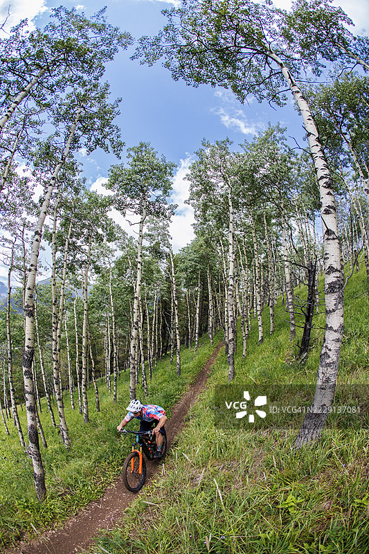电动山地自行车骑行图片素材