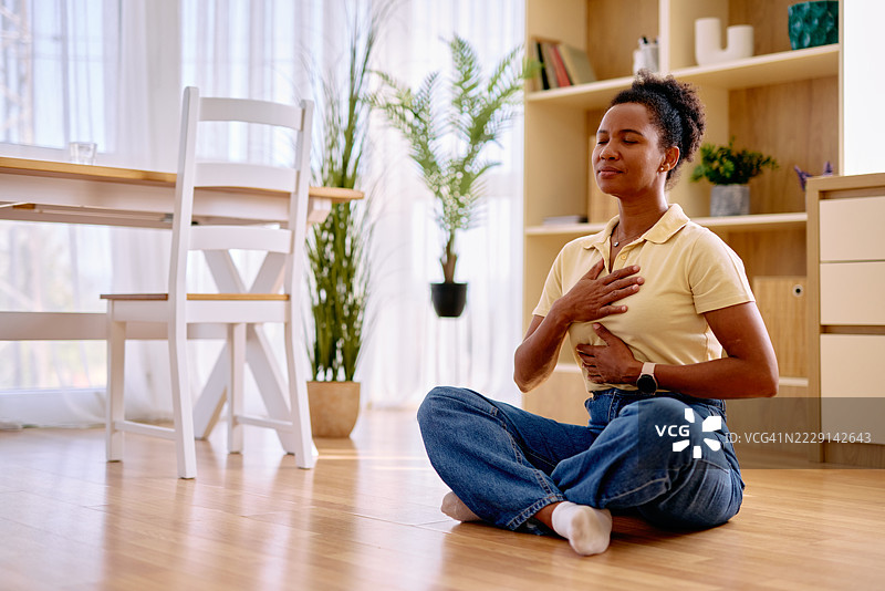 宁静的女性在家中练习正念冥想图片素材