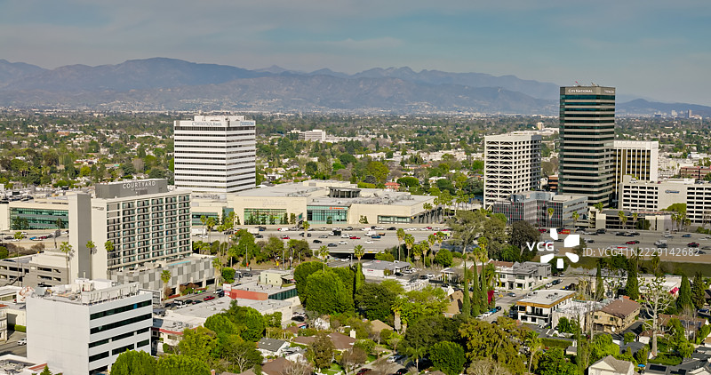 洛杉矶加州圣费尔南多谷的圣地亚哥高速公路和舍曼奥克斯城市景观的航拍镜头图片素材