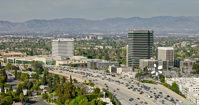 洛杉矶圣费尔南多谷的圣赫尔曼橡树城市景观鸟瞰图，来自圣地亚哥高速公路图片素材
