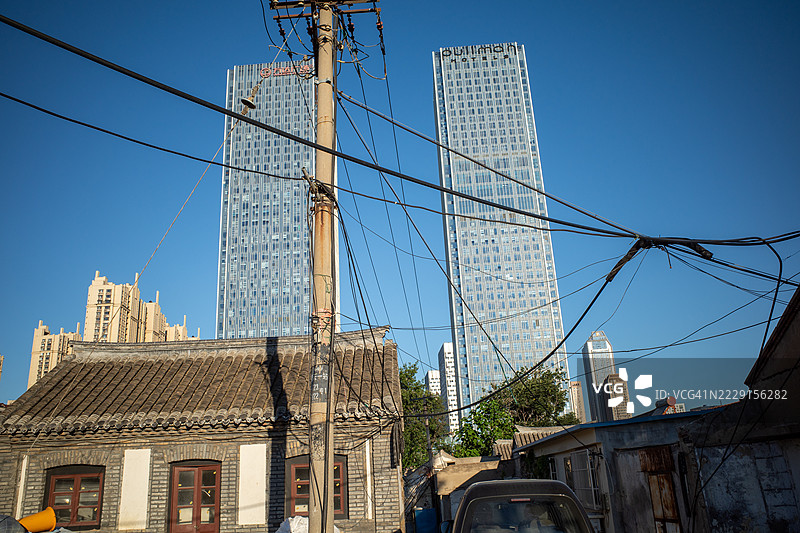 对比街道：旧房屋与新摩天大楼图片素材