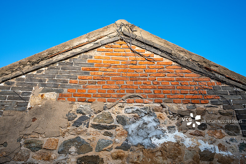 蓝天下的山墙和石墙图片素材