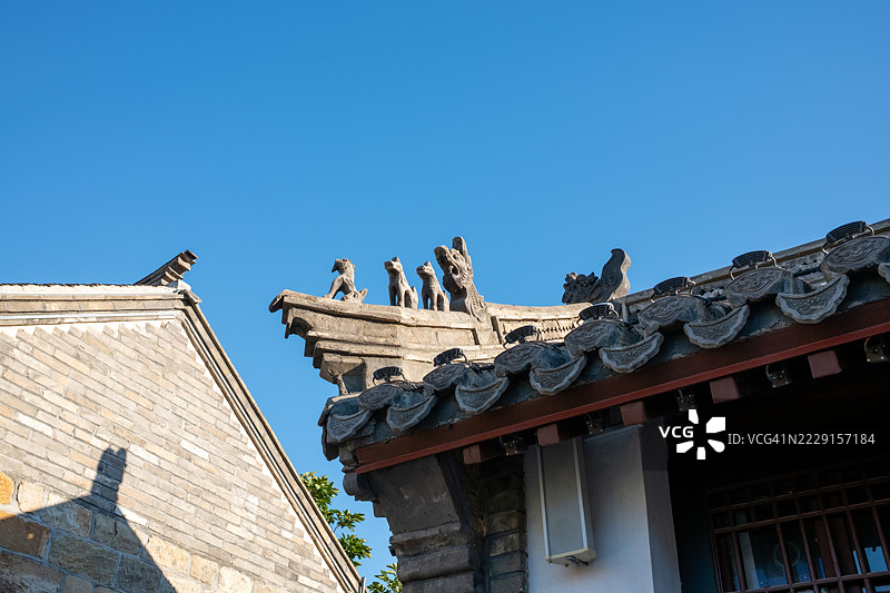 蓝天映衬下中国建筑边缘的华丽屋顶雕刻图片素材