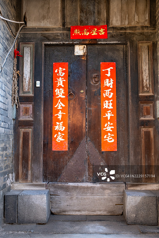 风化木门上的春节对联图片素材