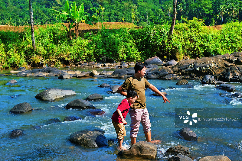 与孩子一起探索热带河流图片素材
