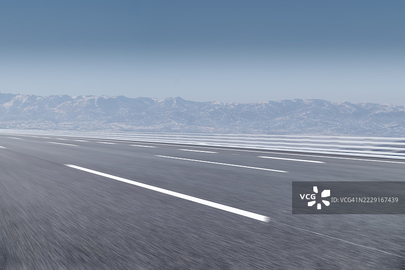 通往雪山的道路图片素材