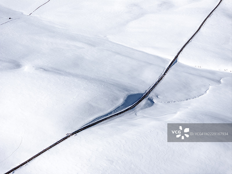 雪原上道路的高角度视图图片素材