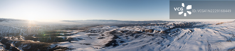 宁静的冬季雪原与雪山风景图片素材