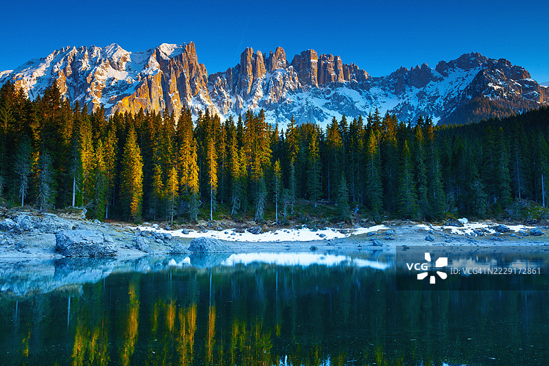 原始的阿尔卑斯湖面完美地映照出雪山覆盖的多洛米蒂山峰图片素材