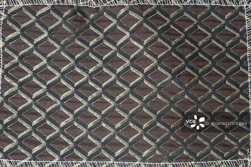 带有菱形图案的棕色面料。图片素材