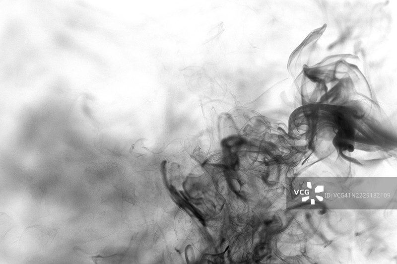 白色背景上的黑烟图片素材